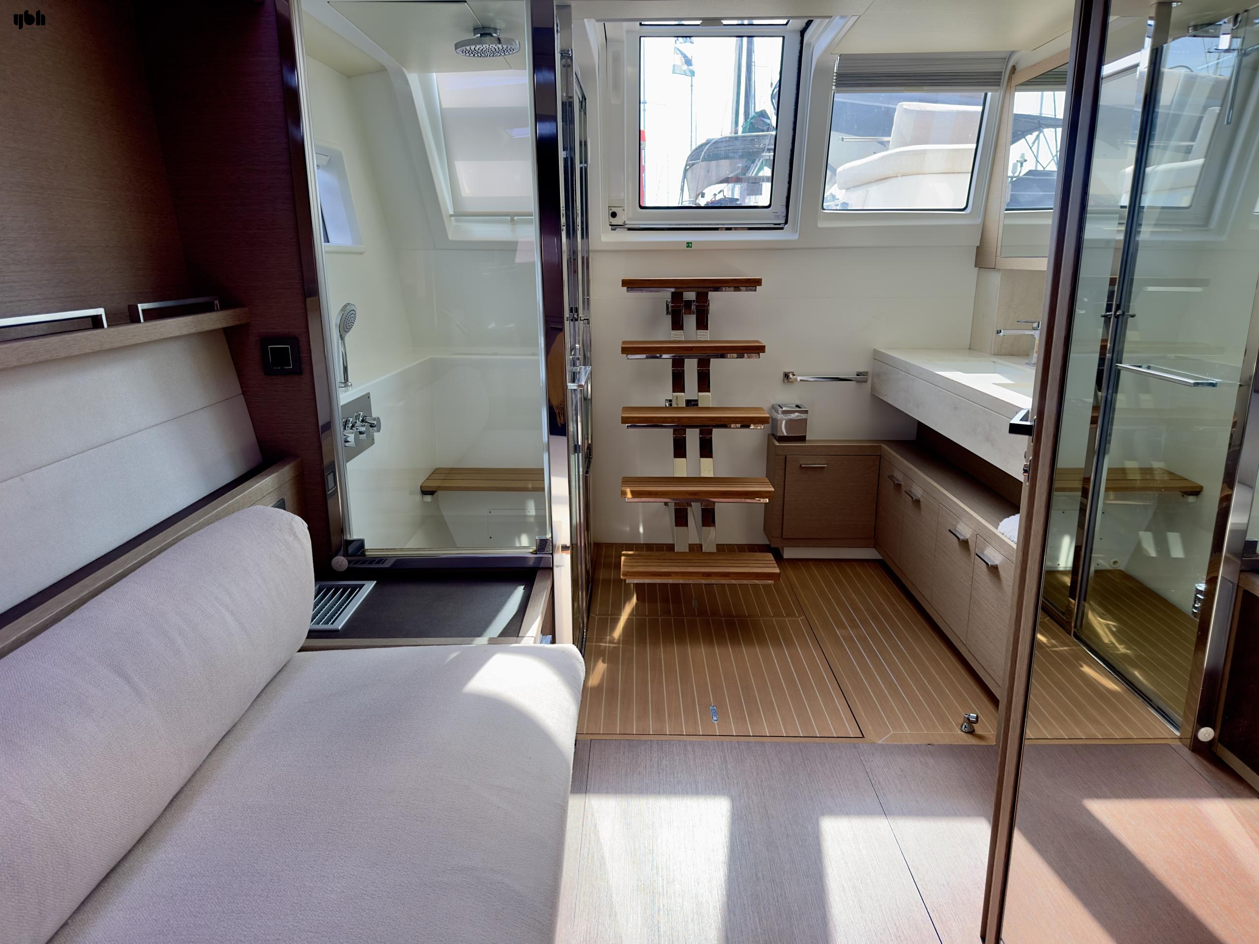 Lagoon 620 Owner's Version for sale